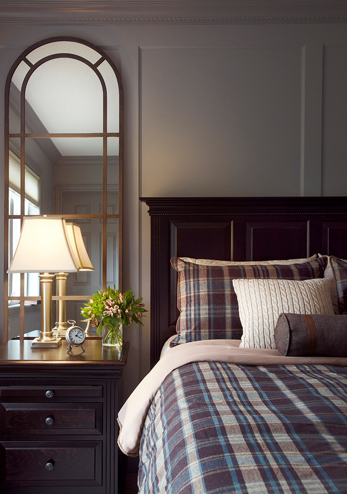 Стильный дизайн: хозяйская спальня среднего размера в стиле неоклассика (современная классика) с серыми стенами - последний тренд