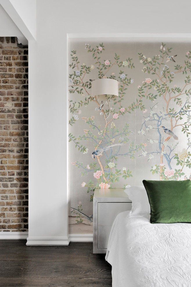 ロンドンにあるエクレクティックスタイルのおしゃれな寝室 (マルチカラーの壁、濃色無垢フローリング) のレイアウト