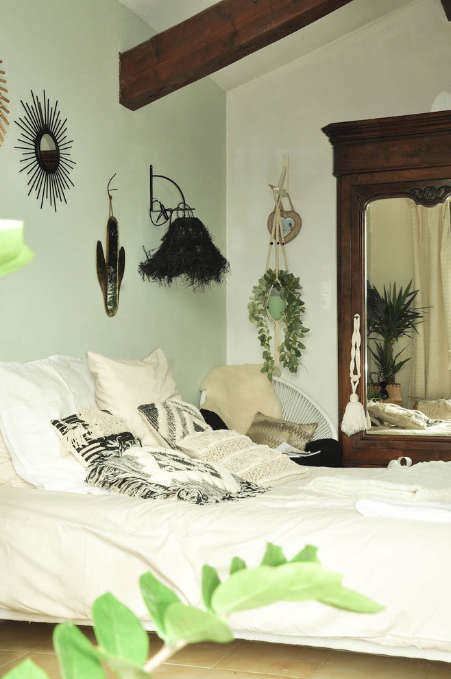 モンペリエにある中くらいなシャビーシック調のおしゃれな客用寝室 (緑の壁、セラミックタイルの床、ベージュの床) のレイアウト