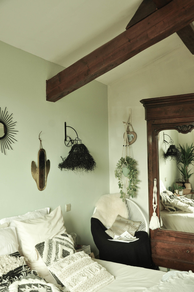 Ispirazione per una camera degli ospiti shabby-chic style di medie dimensioni con pareti verdi, pavimento con piastrelle in ceramica e pavimento beige