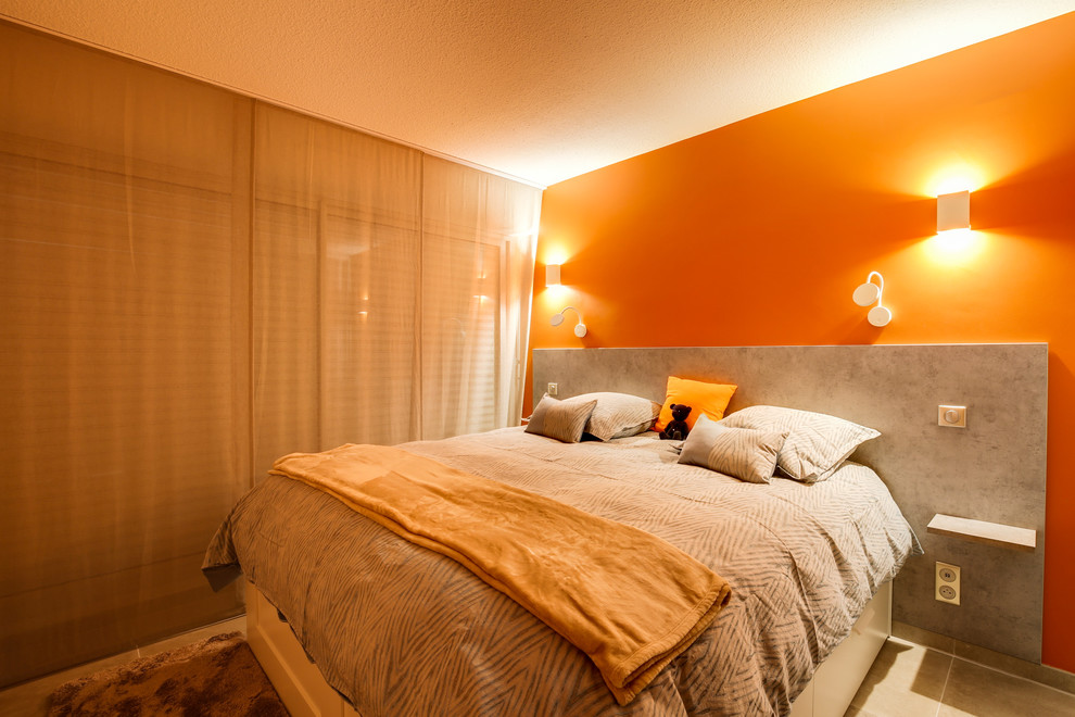 Foto di una piccola camera matrimoniale minimal con pareti arancioni, pavimento con piastrelle in ceramica e pavimento beige