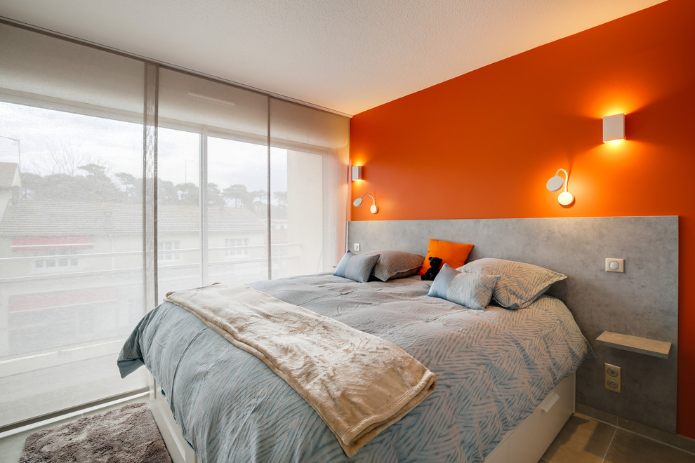 Idées déco pour une petite chambre parentale contemporaine avec un mur orange, un sol en carrelage de céramique et un sol beige.