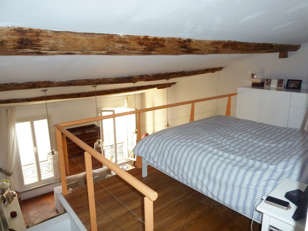 Modelo de dormitorio mediterráneo con suelo de baldosas de terracota