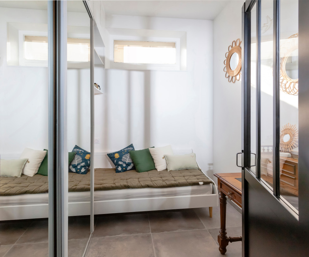 Foto de habitación de invitados pequeña con paredes blancas, suelo de baldosas de cerámica y suelo gris