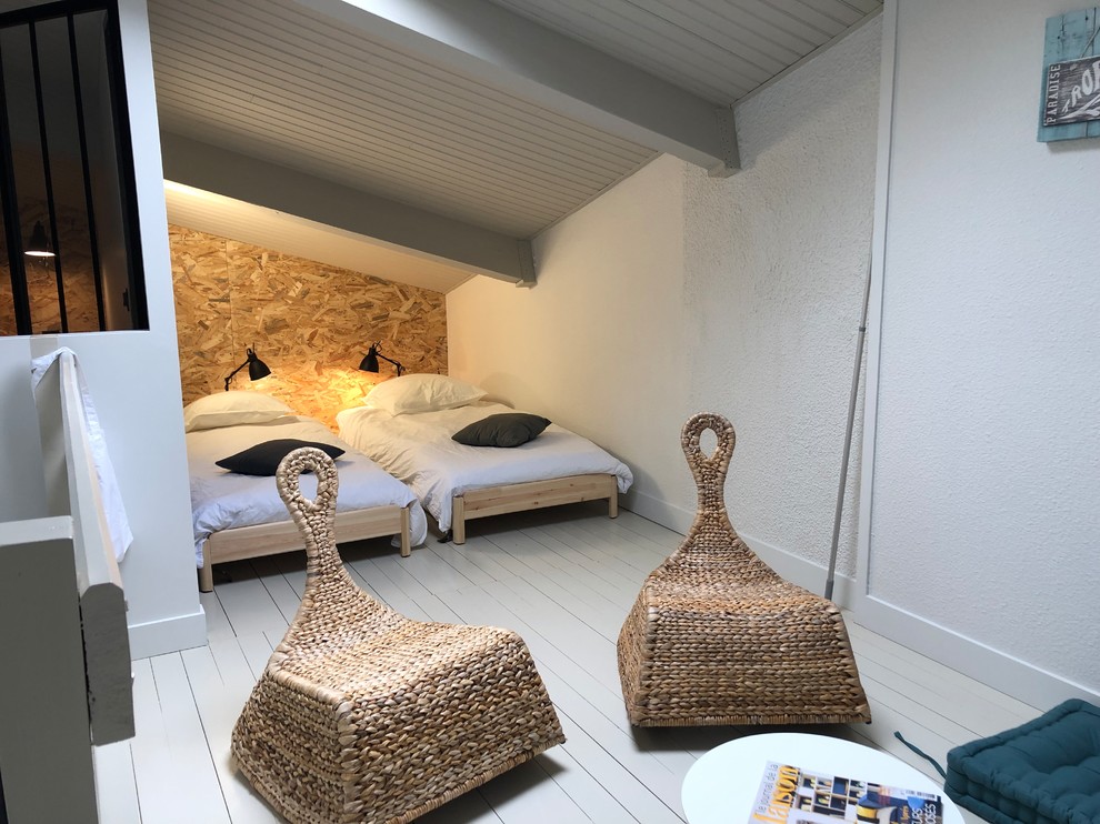Immagine di una camera degli ospiti nordica di medie dimensioni con pareti bianche, pavimento in legno verniciato e pavimento beige