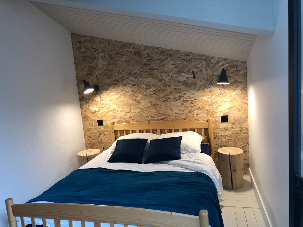 Modelo de habitación de invitados ecléctica pequeña con paredes blancas, suelo de madera pintada y suelo beige