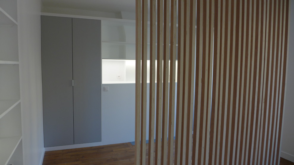 Kleines Nordisches Hauptschlafzimmer mit weißer Wandfarbe und hellem Holzboden in Paris