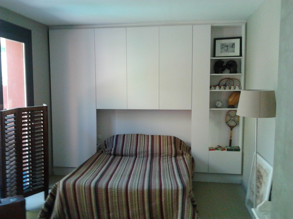 Diseño de habitación de invitados contemporánea de tamaño medio con paredes grises y suelo de bambú