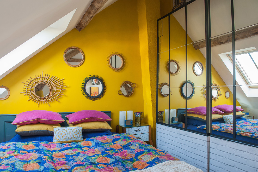 Inredning av ett eklektiskt sovrum, med gula väggar