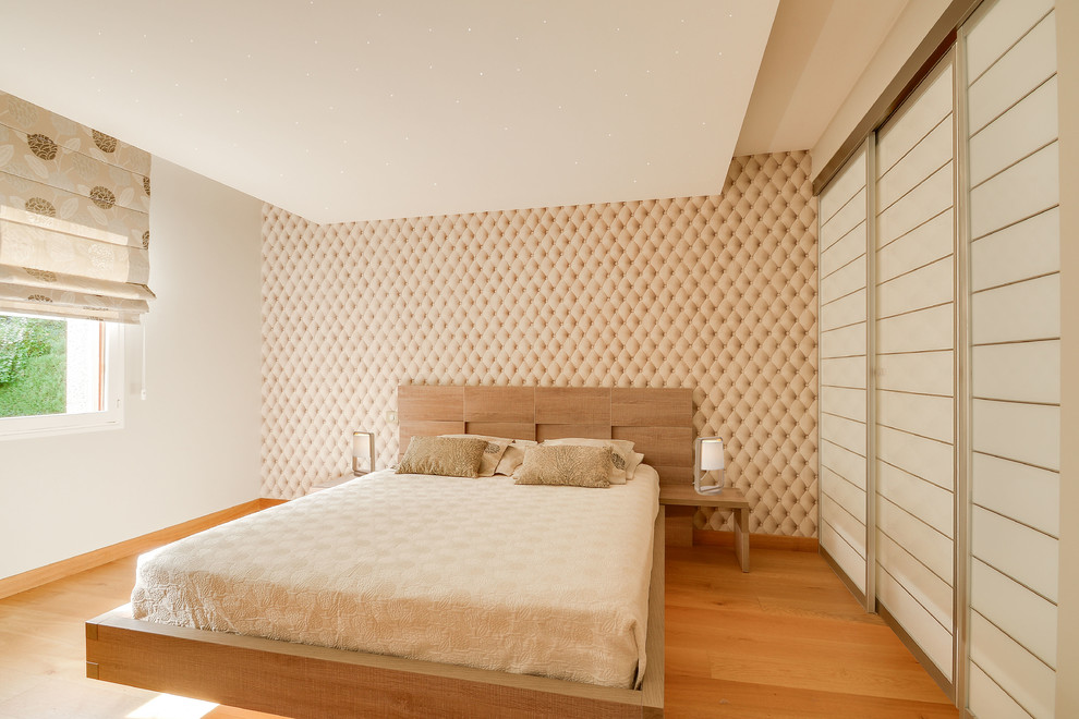 他の地域にある中くらいなコンテンポラリースタイルのおしゃれな主寝室 (ベージュの壁、淡色無垢フローリング) のレイアウト
