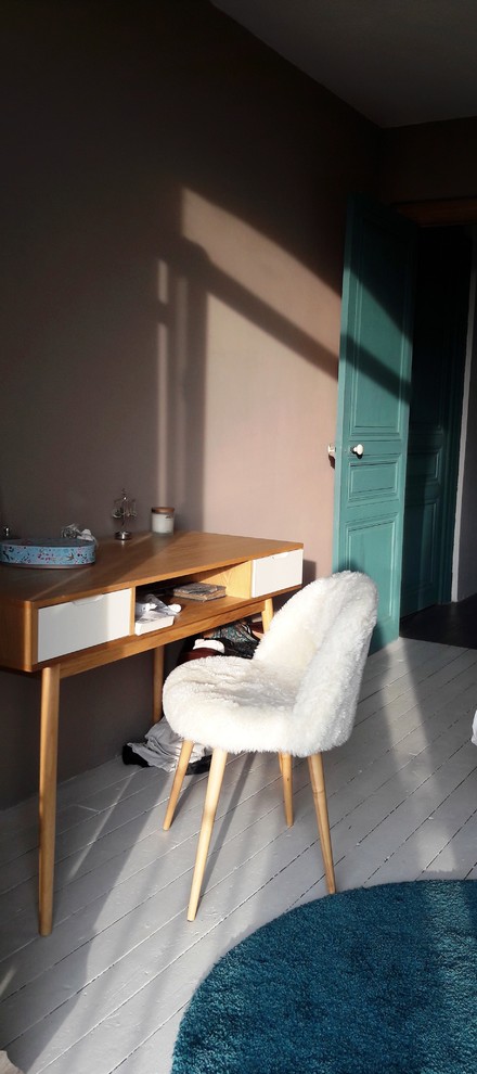 Skandinavisches Schlafzimmer ohne Kamin, im Loft-Style mit brauner Wandfarbe, gebeiztem Holzboden und weißem Boden in Marseille