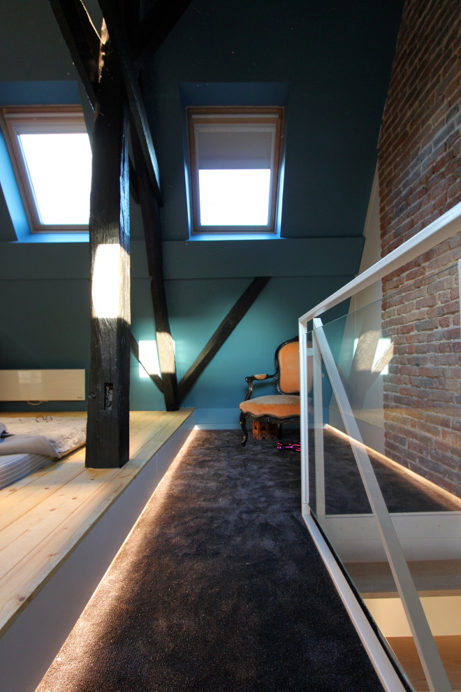 Kleines Shabby-Chic Gästezimmer ohne Kamin mit blauer Wandfarbe, Teppichboden, schwarzem Boden, freigelegten Dachbalken und Holzwänden in Lille