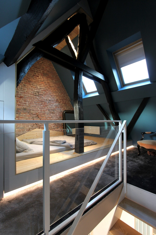Kleines Shabby-Style Gästezimmer ohne Kamin mit blauer Wandfarbe, Teppichboden, schwarzem Boden, freigelegten Dachbalken und Holzwänden in Lille