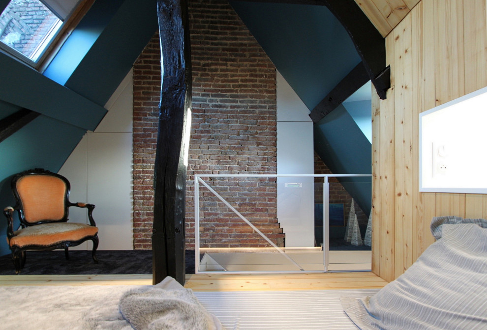 На фото: маленькая гостевая спальня (комната для гостей) в стиле шебби-шик с синими стенами, ковровым покрытием, черным полом, балками на потолке и деревянными стенами без камина для на участке и в саду с