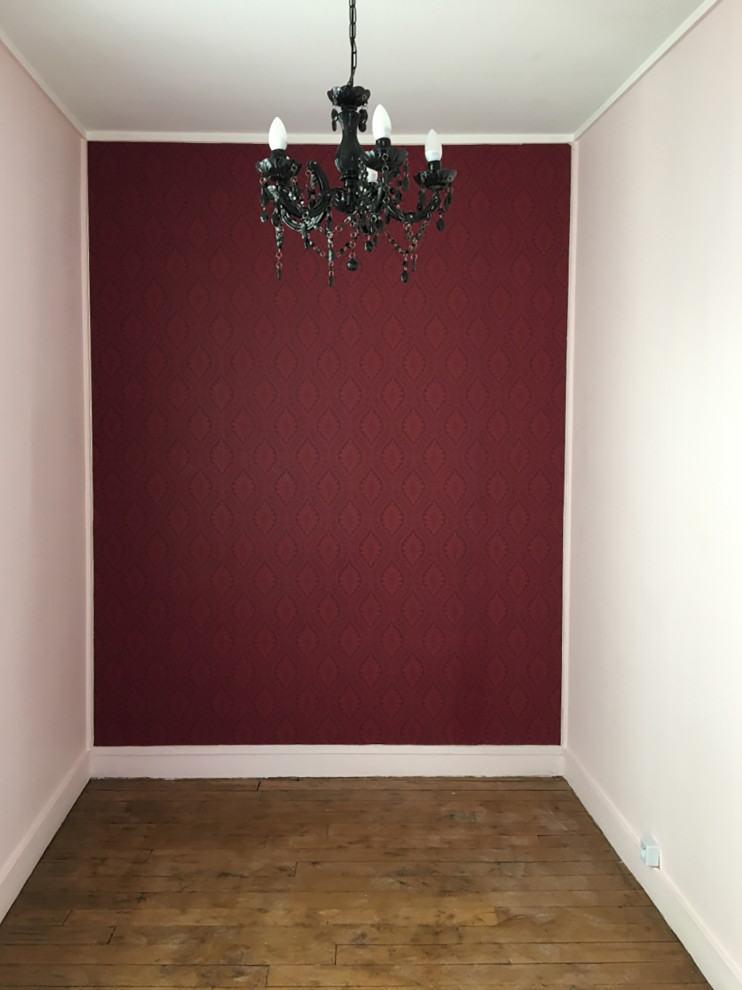 Inspiration för ett litet vintage sovrum, med röda väggar, mellanmörkt trägolv och brunt golv