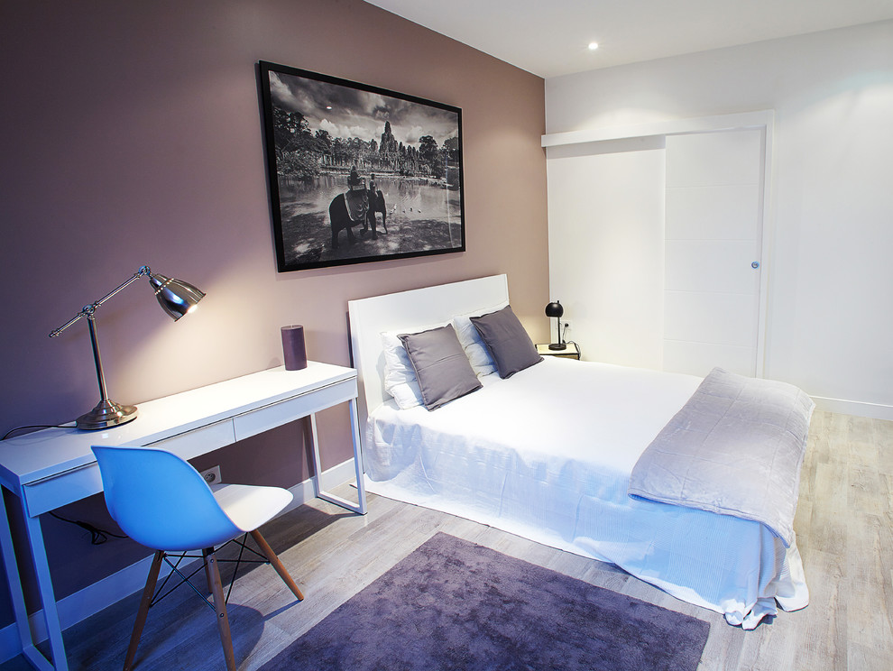 Imagen de dormitorio principal escandinavo de tamaño medio con paredes blancas, suelo de madera clara y suelo beige