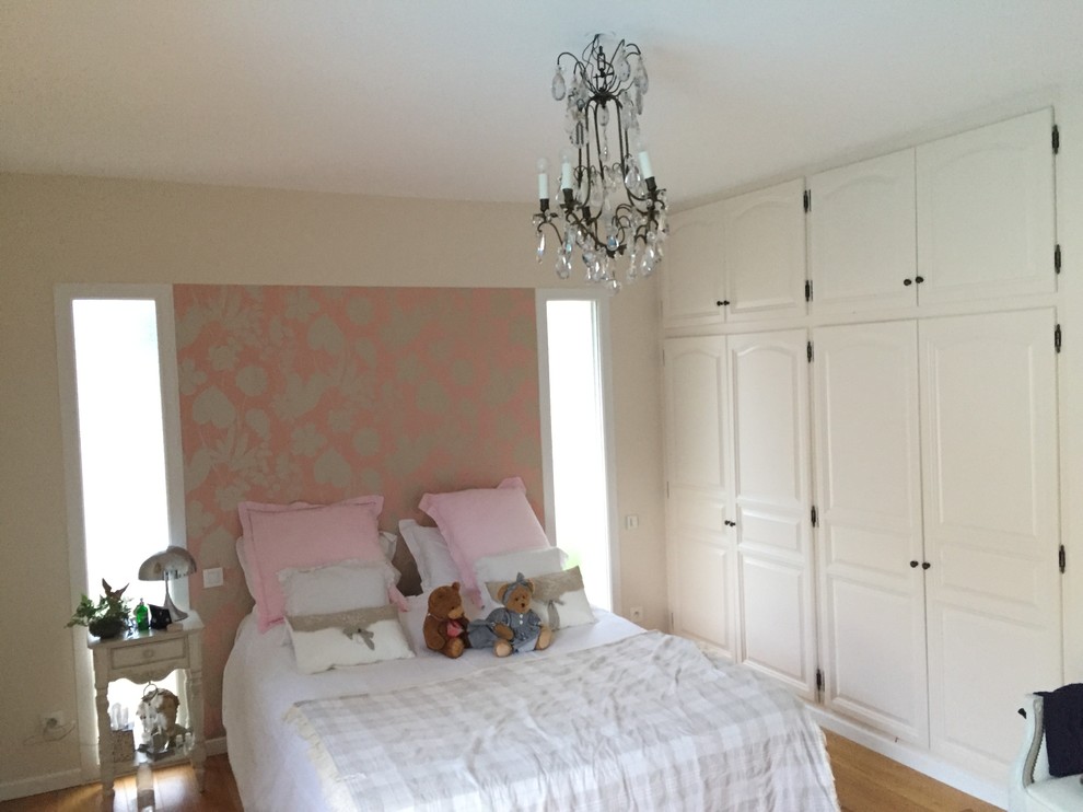 Cette photo montre une chambre parentale romantique de taille moyenne avec un mur rose et un sol en bois brun.