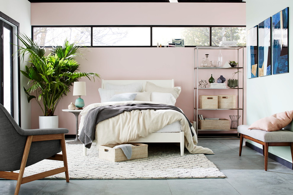 Cette photo montre une chambre parentale grise et rose tendance de taille moyenne avec un mur rose, un sol en carrelage de céramique et aucune cheminée.