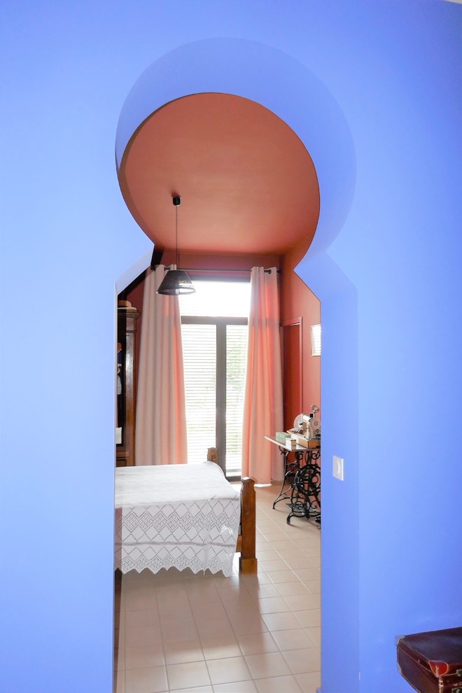 Esempio di una camera degli ospiti contemporanea di medie dimensioni con pareti rosse e nessun camino