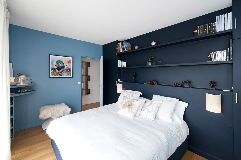 Ispirazione per una camera matrimoniale contemporanea di medie dimensioni con pareti blu, parquet chiaro, nessun camino e pavimento beige