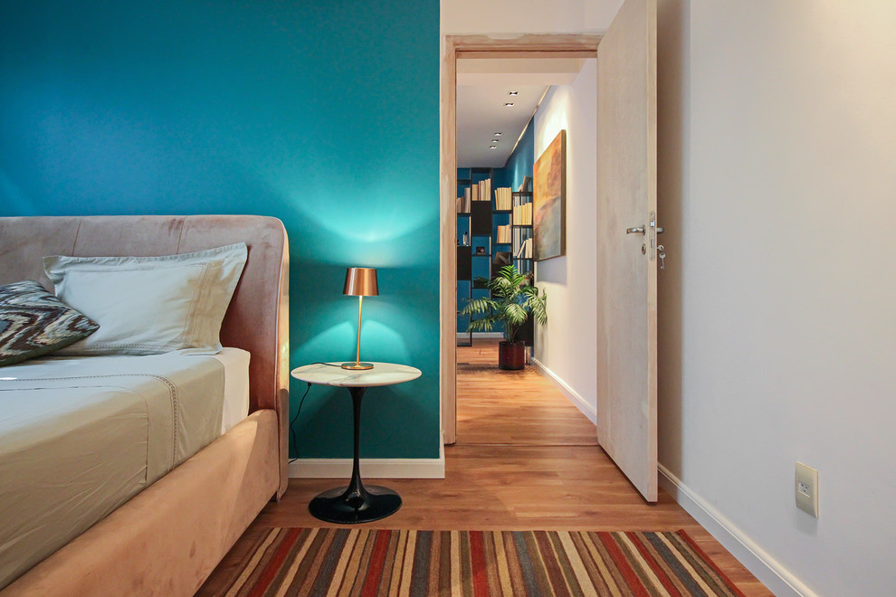 Kleines Hauptschlafzimmer mit grüner Wandfarbe, braunem Holzboden und braunem Boden in Montpellier