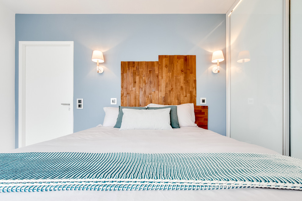 Idee per una camera matrimoniale scandinava di medie dimensioni con pareti blu e parquet chiaro