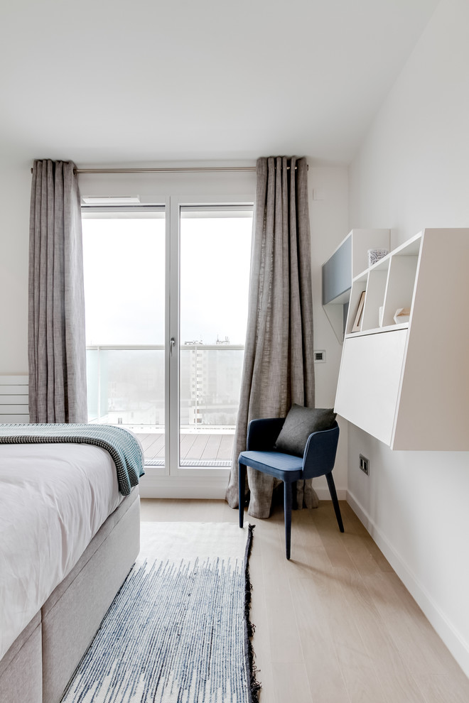 На фото: хозяйская спальня среднего размера в скандинавском стиле с синими стенами и светлым паркетным полом