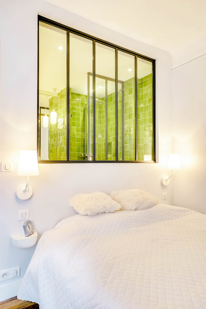 Kleines Klassisches Hauptschlafzimmer ohne Kamin mit grauer Wandfarbe, hellem Holzboden und braunem Boden in Paris