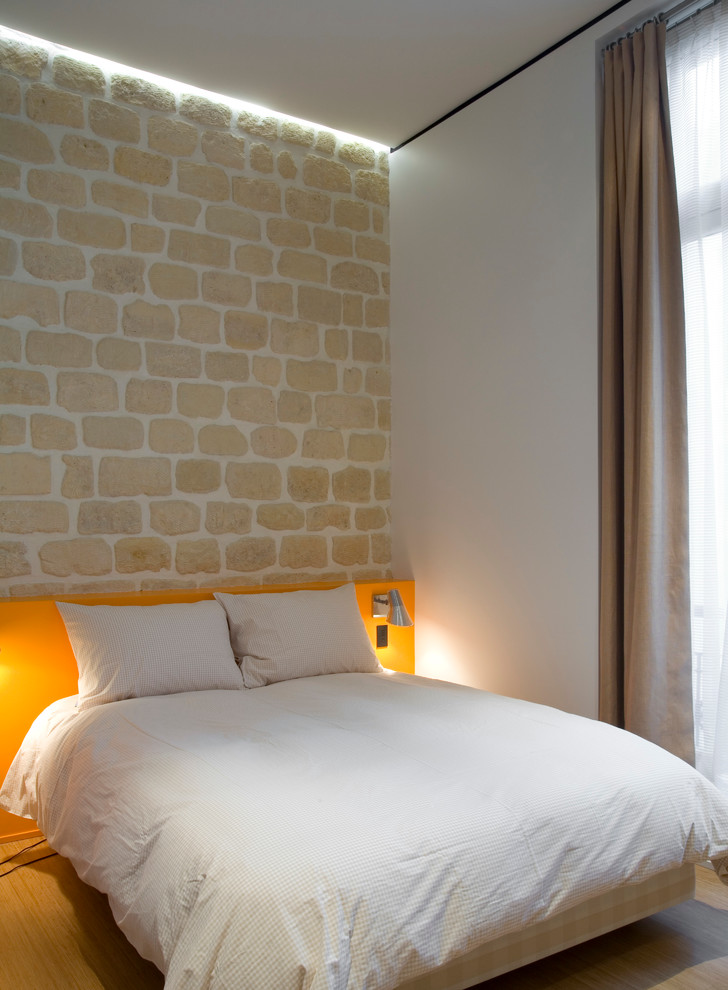 パリにある中くらいなコンテンポラリースタイルのおしゃれな主寝室 (マルチカラーの壁、淡色無垢フローリング) のインテリア