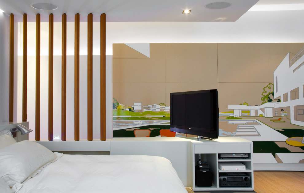 Ispirazione per una camera da letto stile loft contemporanea con pareti multicolore e parquet chiaro