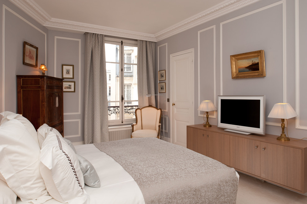 Example of a transitional bedroom design in Paris