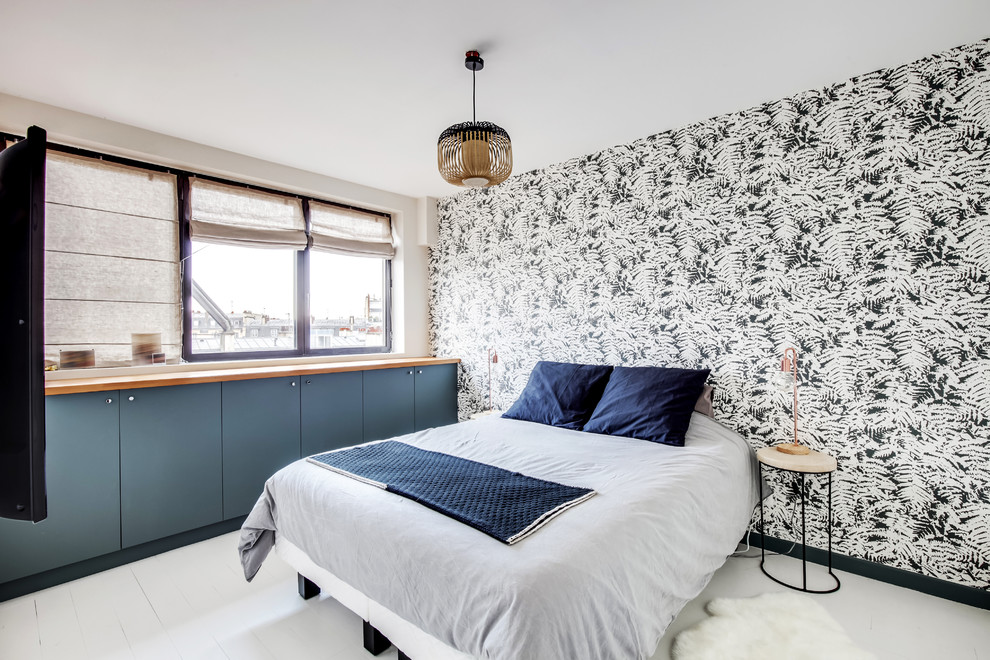 Modelo de dormitorio principal contemporáneo de tamaño medio sin chimenea con paredes blancas, suelo de madera pintada y suelo blanco