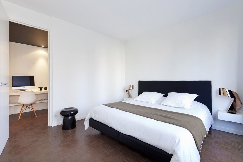 Источник вдохновения для домашнего уюта: хозяйская спальня среднего размера в современном стиле с белыми стенами и темным паркетным полом