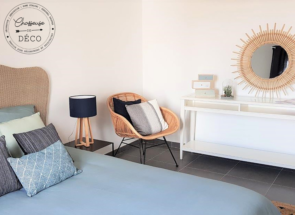 Mittelgroßes Stilmix Hauptschlafzimmer mit weißer Wandfarbe, Keramikboden und grauem Boden in Nizza