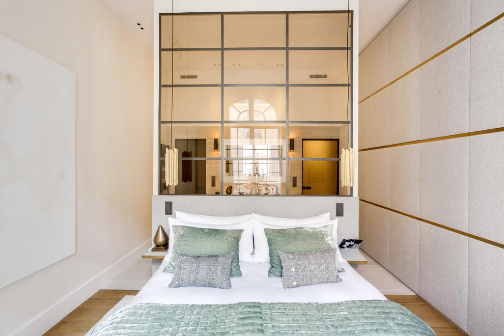 パリにあるコンテンポラリースタイルのおしゃれな主寝室 (白い壁、淡色無垢フローリング、暖炉なし、ベージュの床) のインテリア