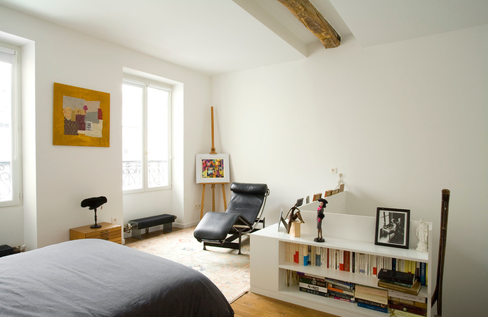 Inspiration pour une chambre parentale bohème de taille moyenne avec un mur blanc et un sol en bois brun.