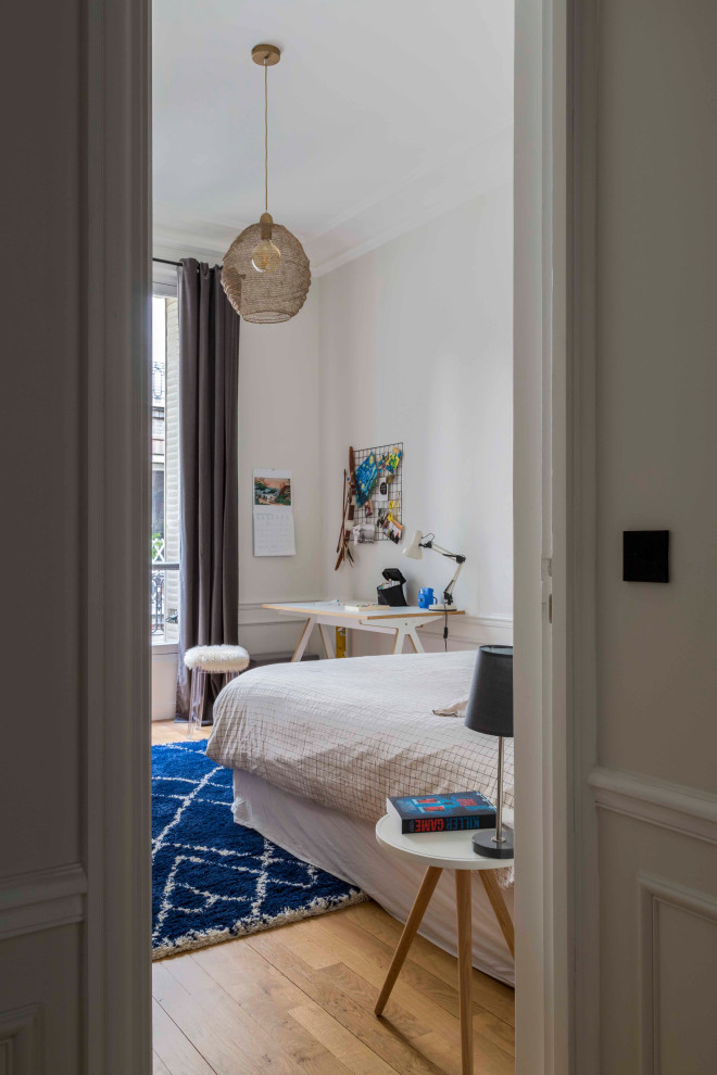 На фото: большая гостевая спальня (комната для гостей) в современном стиле с белыми стенами, светлым паркетным полом и бежевым полом без камина