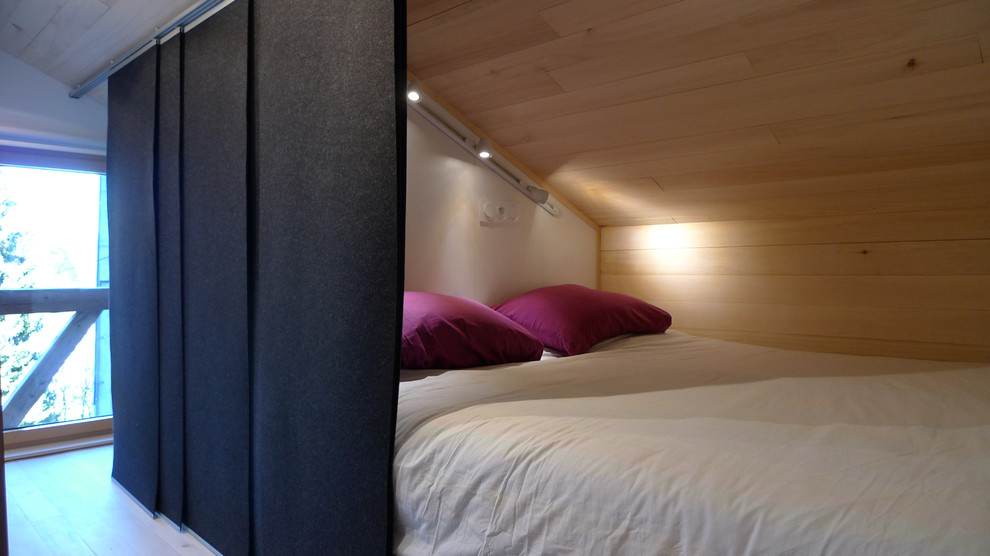 На фото: маленькая спальня на антресоли в современном стиле с черными стенами и светлым паркетным полом без камина для на участке и в саду
