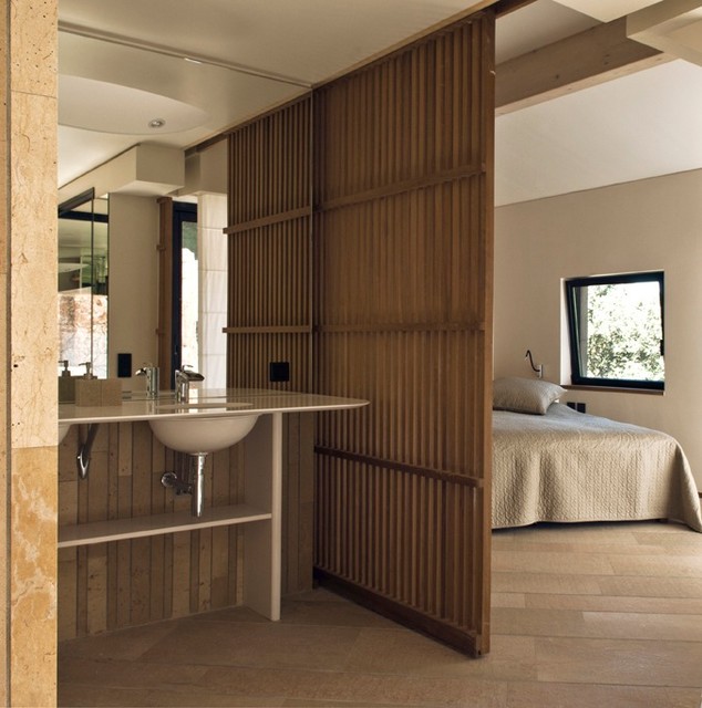 Un claustra sépare la salle de bain de la chambre - Contemporain - Chambre  - Marseille - par SAUZET ARCHITECTES | Houzz