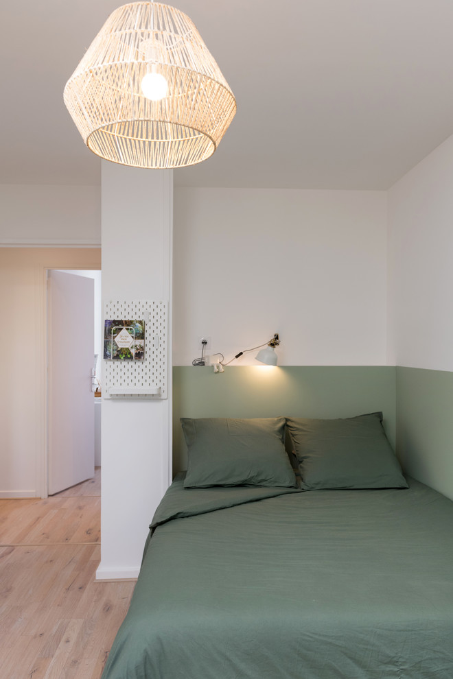 リヨンにある中くらいなコンテンポラリースタイルのおしゃれな寝室 (緑の壁、淡色無垢フローリング) のレイアウト