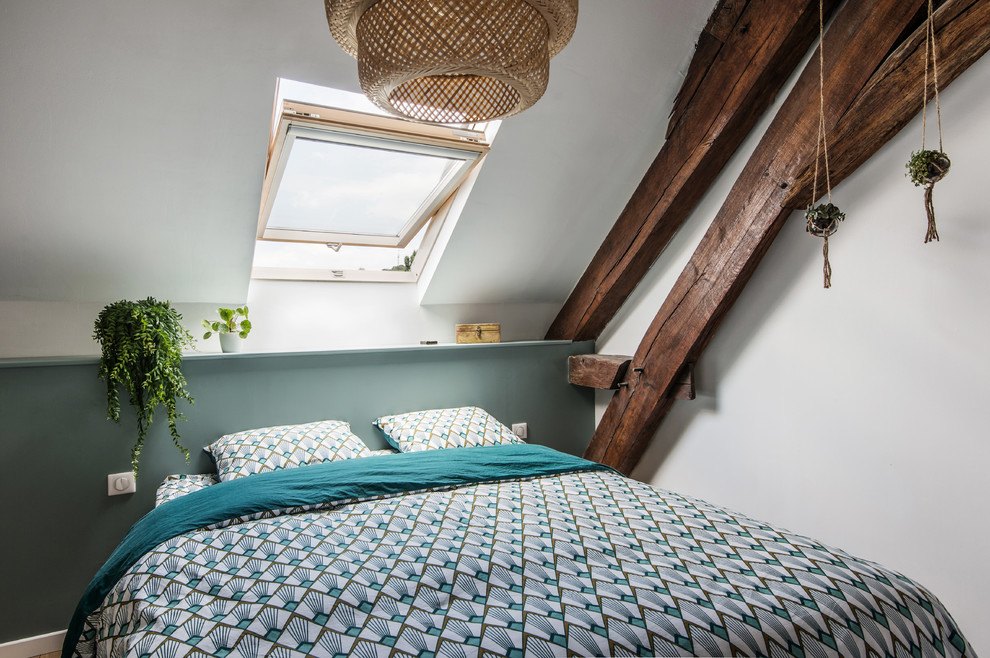 Свежая идея для дизайна: гостевая спальня среднего размера, (комната для гостей) в современном стиле с белыми стенами - отличное фото интерьера