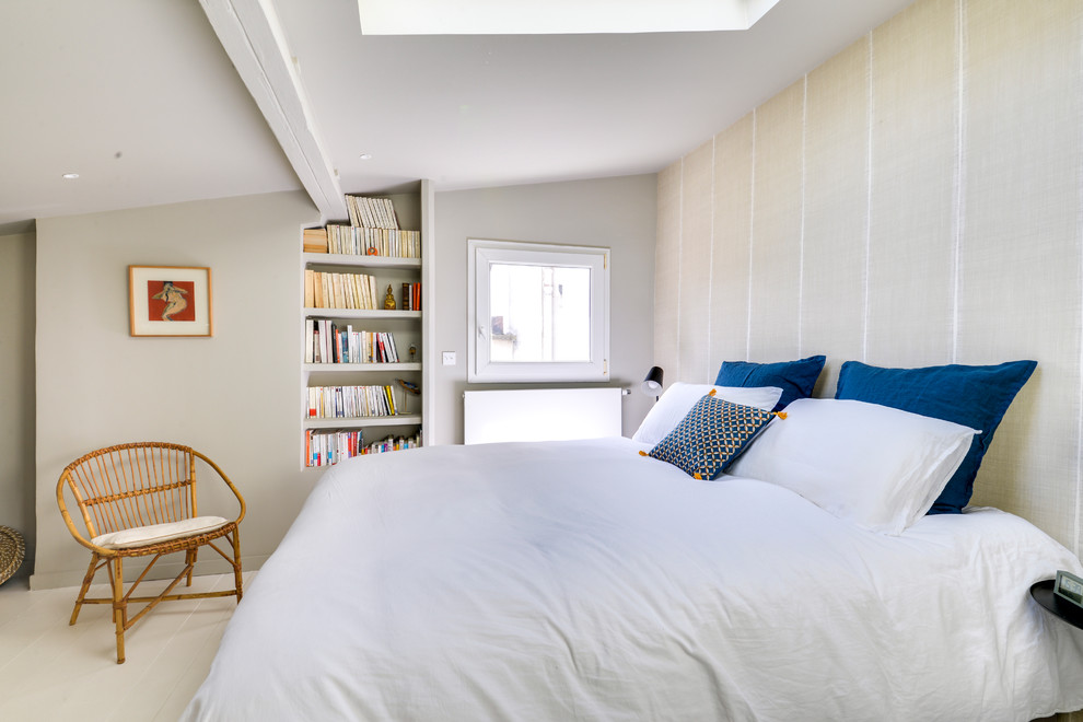 Exemple d'une chambre tendance avec un mur beige, parquet clair et un sol beige.