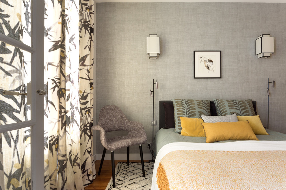 パリにあるトランジショナルスタイルのおしゃれな寝室 (グレーの壁、無垢フローリング、茶色い床、グレーとブラウン) のインテリア
