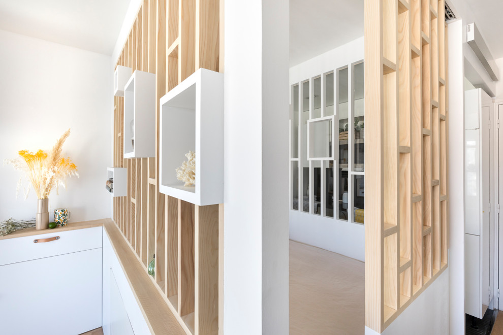Diseño de dormitorio pequeño con paredes blancas y suelo de contrachapado