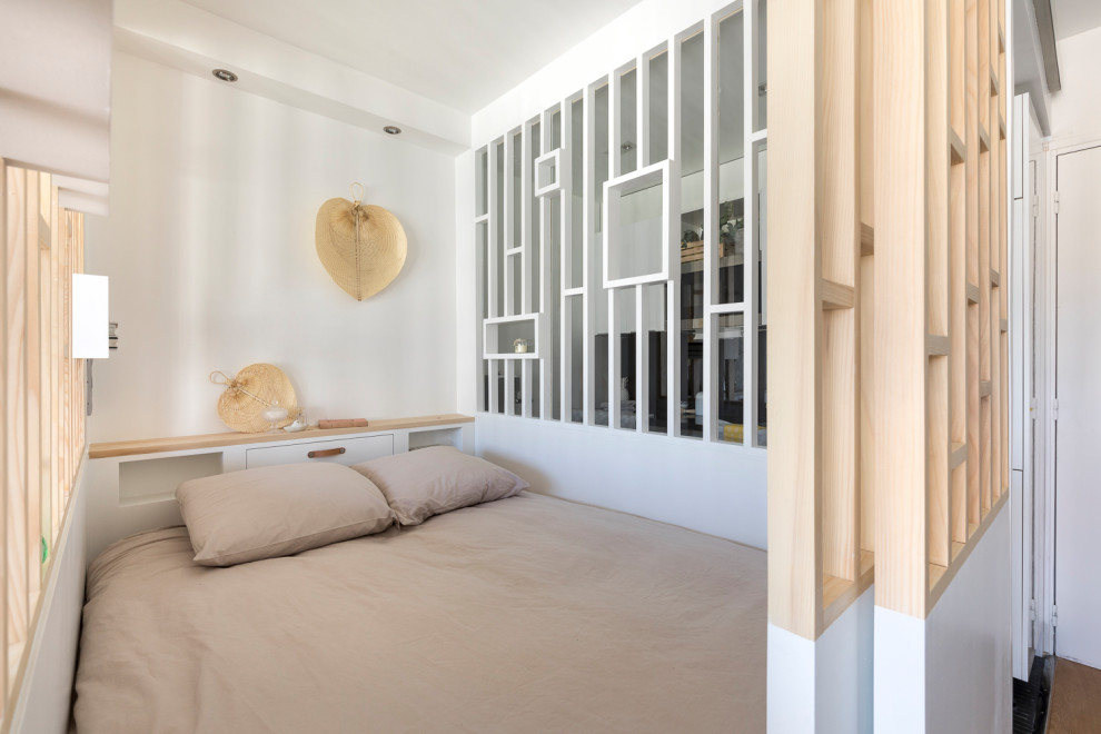 На фото: маленькая хозяйская спальня в современном стиле с белыми стенами, полом из фанеры и кроватью в нише для на участке и в саду с