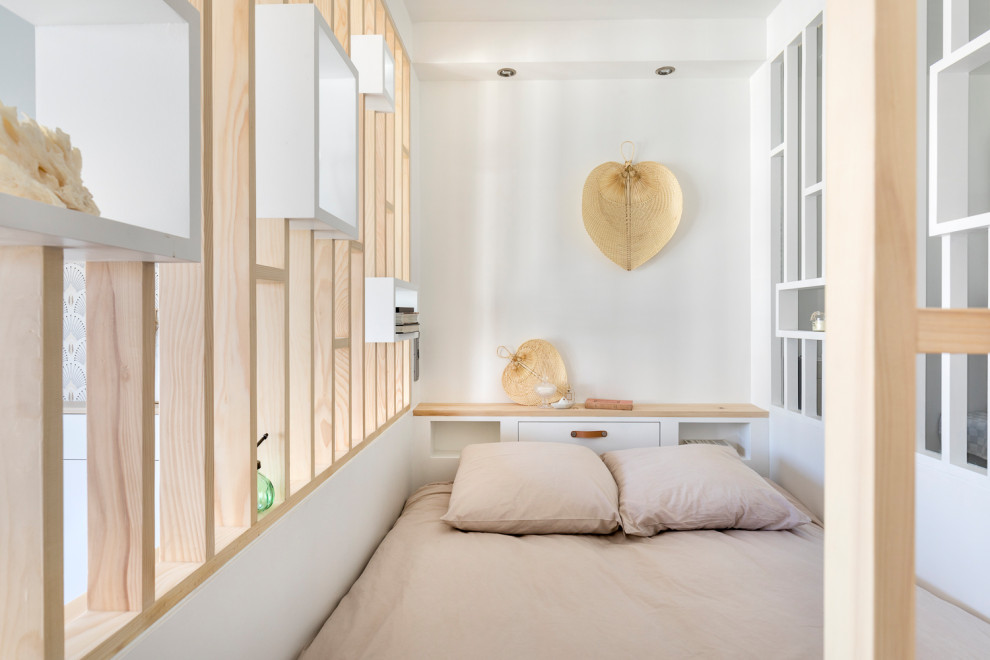 Idée de décoration pour une petite chambre parentale design avec un mur blanc et un sol en contreplaqué.