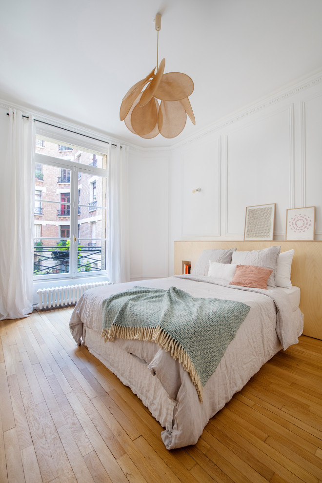 Großes Modernes Hauptschlafzimmer ohne Kamin mit weißer Wandfarbe, hellem Holzboden und beigem Boden in Paris