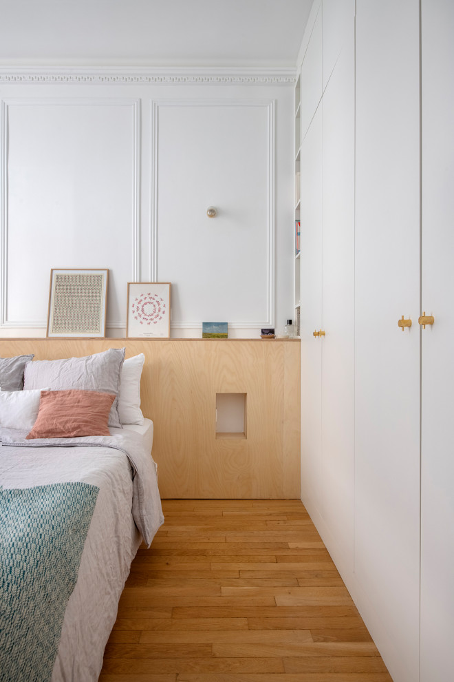 Großes Shabby-Style Hauptschlafzimmer ohne Kamin mit weißer Wandfarbe, hellem Holzboden und beigem Boden in Paris