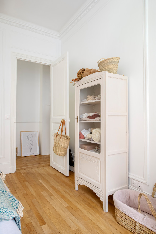 Ejemplo de dormitorio principal romántico grande sin chimenea con paredes blancas, suelo de madera clara y suelo beige