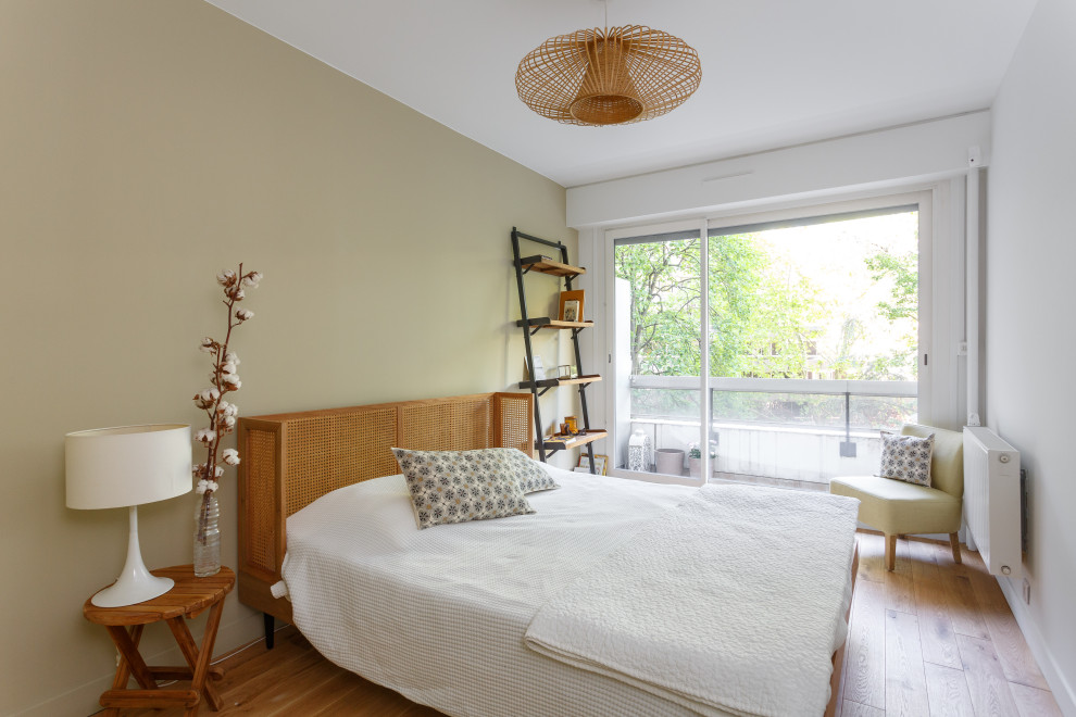 Imagen de dormitorio principal escandinavo de tamaño medio con paredes beige, suelo de madera clara y suelo beige